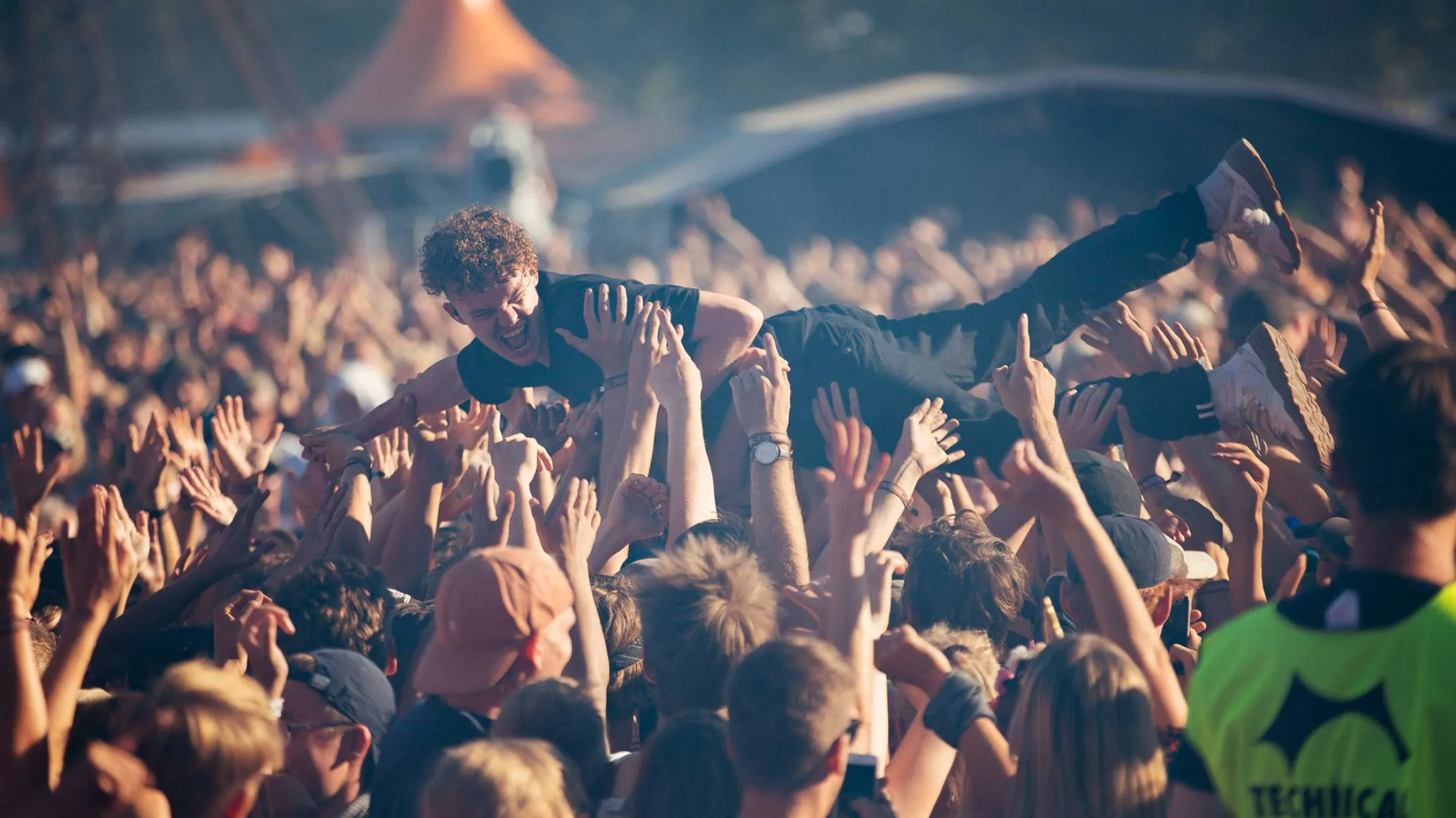 Mand der bliver lyftet til festival, top 10 danske festiver man skal opleve