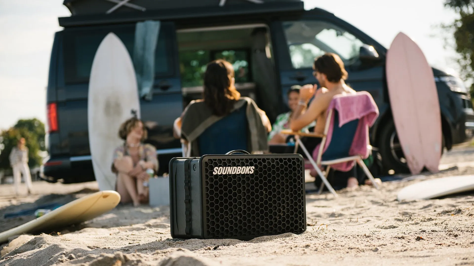 Billede af soundboks go. Er det en god ide at bruge sin soundboks go, soundboks 2, soundboks 3 eller soundboks 4 på stranden.