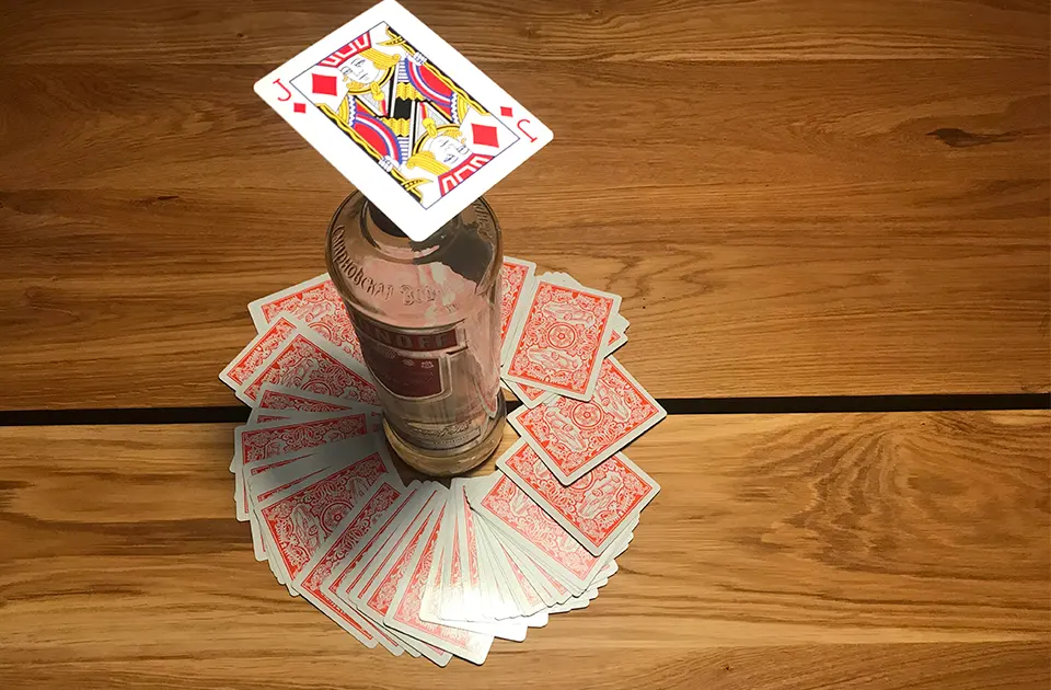 Vandfald drukspil opstilling med kortcirkel og flaske